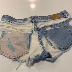 Billabong “Laneway” light was Jean shorts